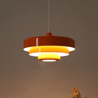 Middeleeuwse ijzeren ronde hanglamp uit het midden van de eeuw
